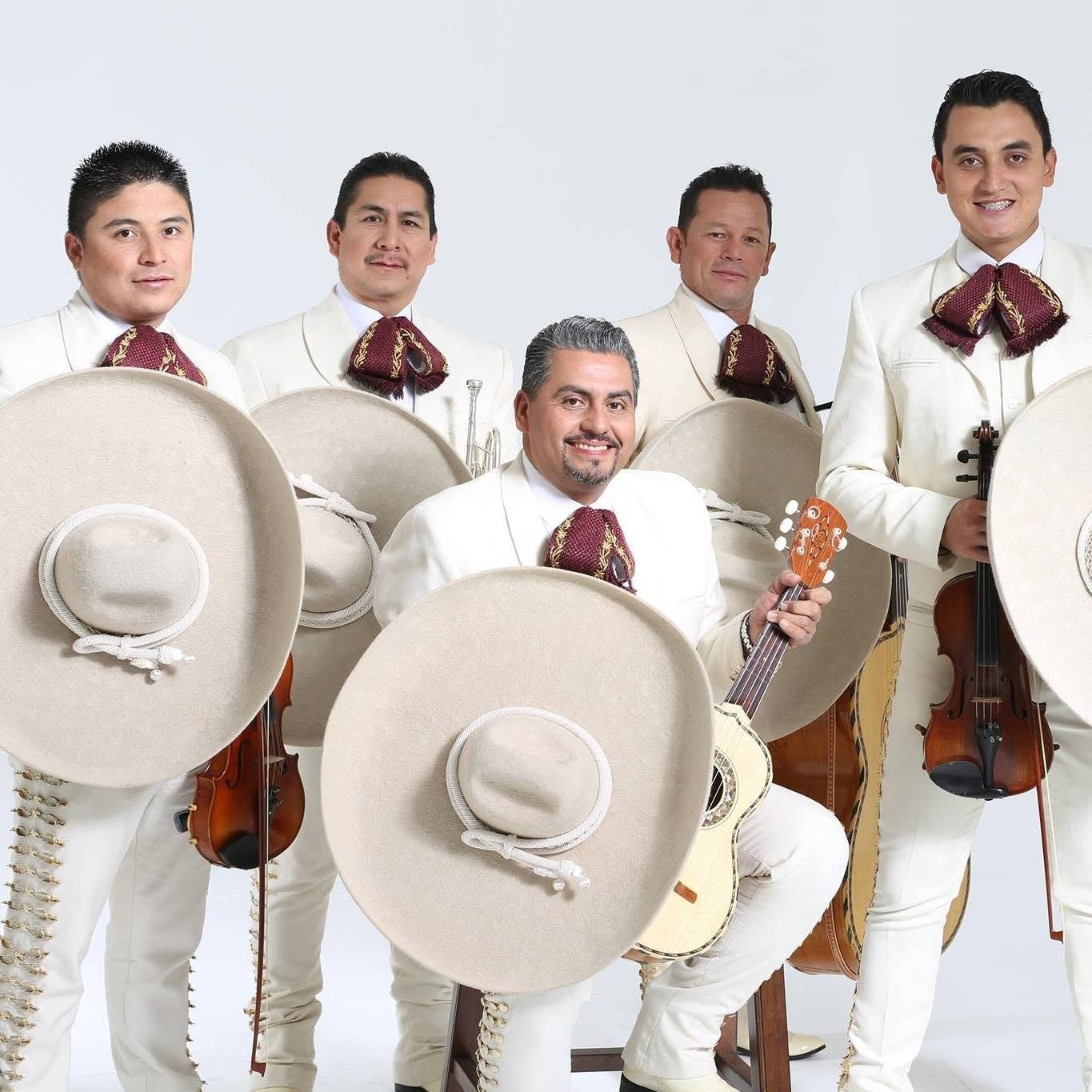 Mariachi Voz de México NYC con trajes de charro blancos y sombreros