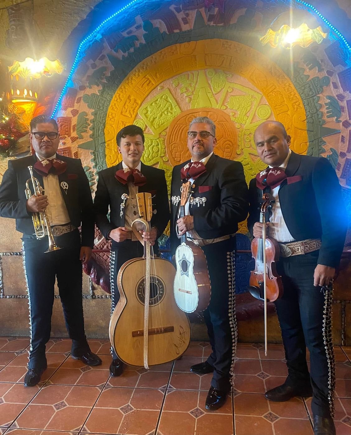Mariachi Voz de México con traje negro de gala