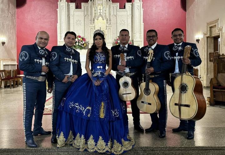 Mariachi Voz de México: Quinceañera en la iglesia