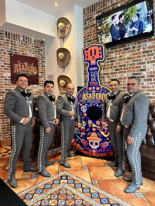 Mariachi Voz de México: Día de Muertos en restaurante