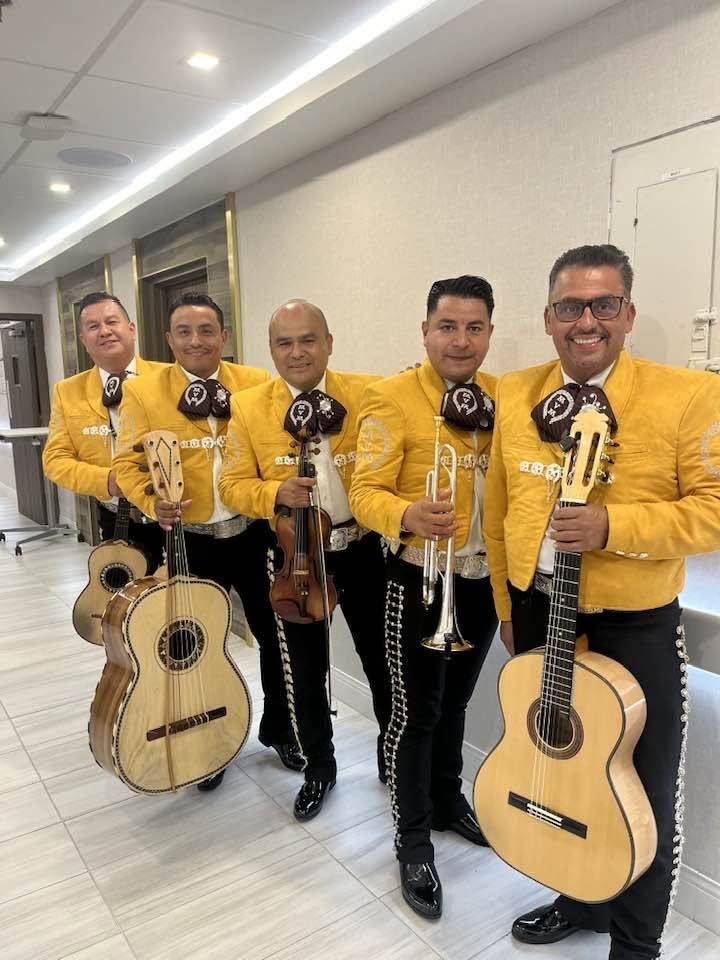 Mariachi Voz de México con traje oro