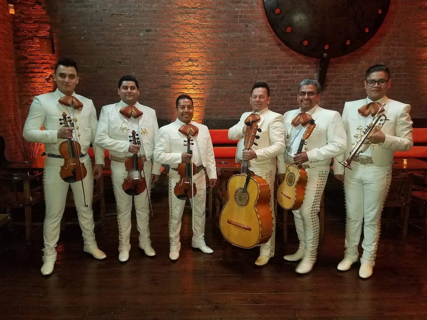 Mariachi Voz de México con traje blanco marfil